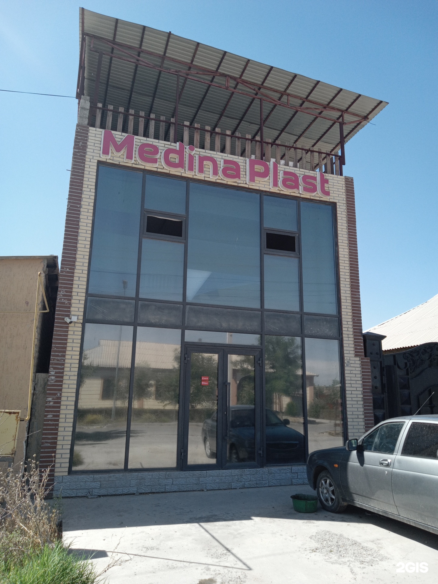 Магазин Medina Plast — фасад-витраж